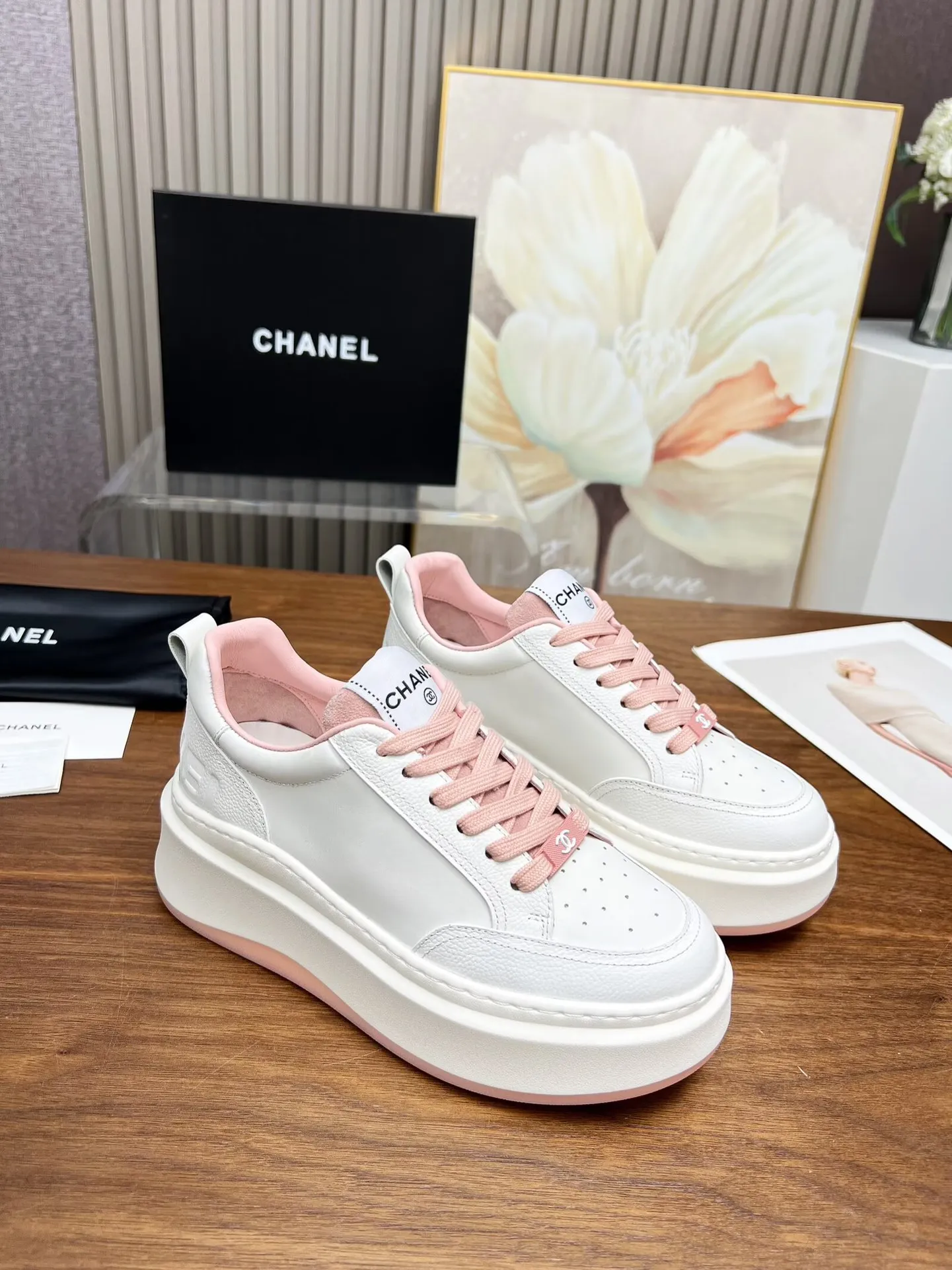 👟👟Ex-factory price 460👟👟 New Chanel panda color white shoes, currently super popular thick-soled shape, very versatile, long and slim legs, super comfortable on the feet, elongating the entire body proportion [strong] Fabric: imported first-layer cowhide🐂 Lining: sheepskin Foot pads: cowhide Code number: 34 to 41 (34 and 41 need to be customized) Packaging: with card, cloth bag Color: black, white, pink